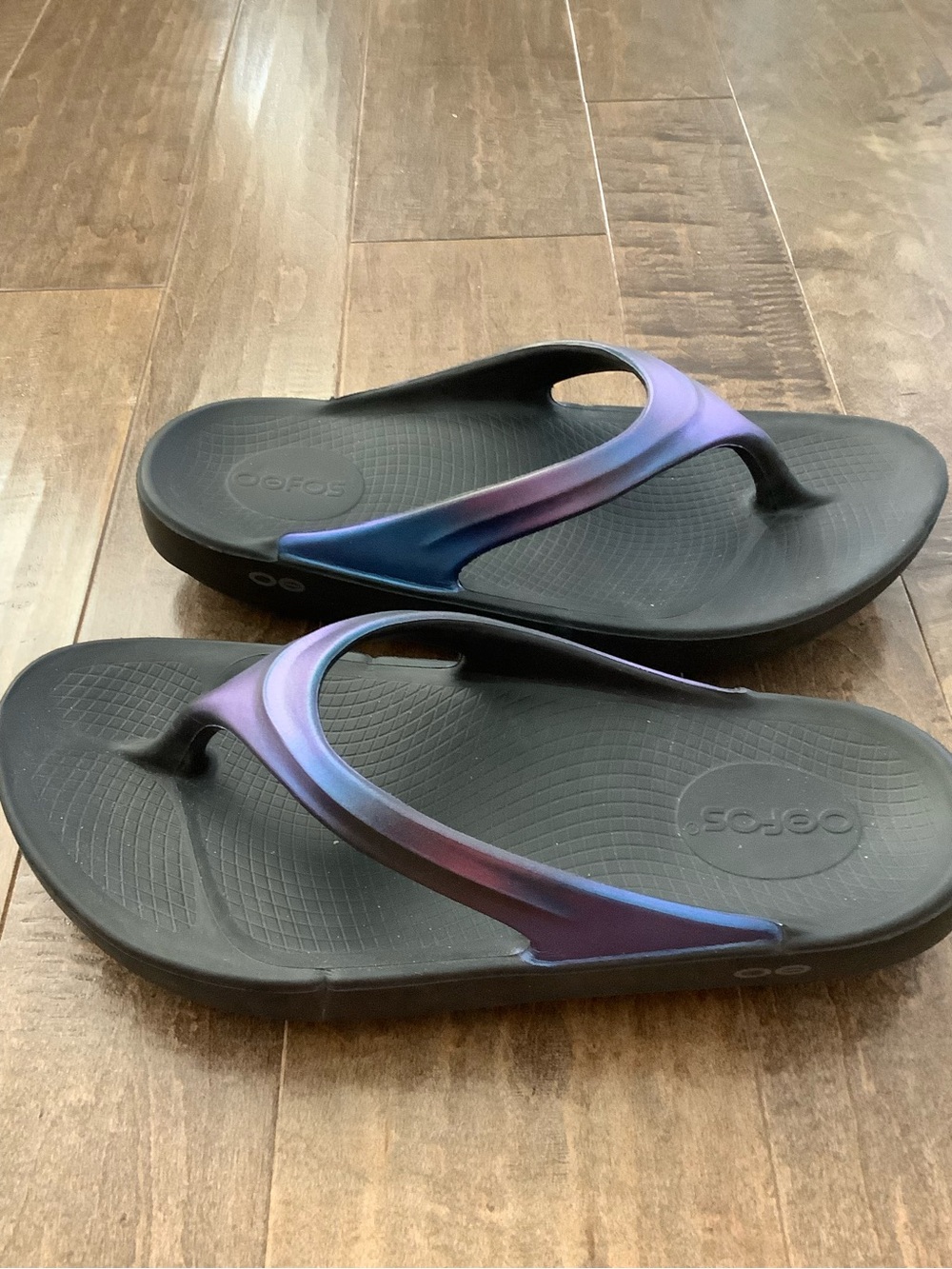 OOFOS Women's Black Sandals with Iridescent Purple-Blue Straps - Picture 2 of 6